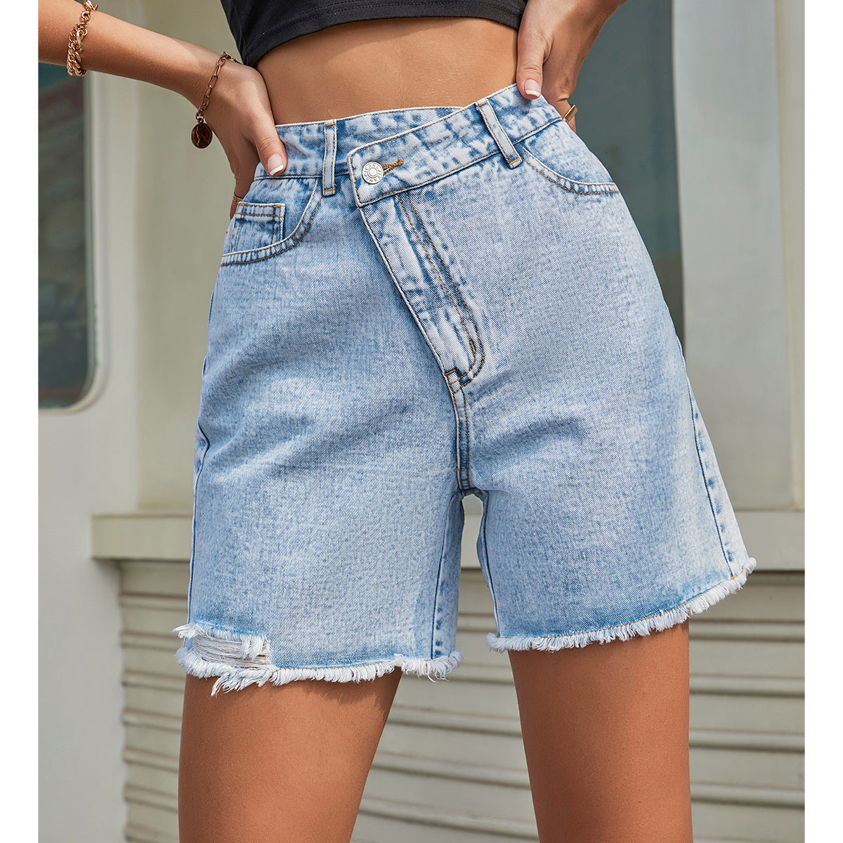 Loose-fitting, slimming frayed denim shorts