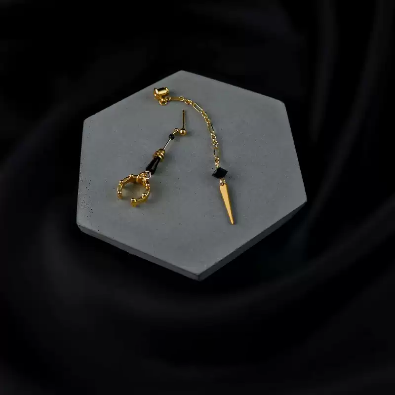 Pendulum three-dimensional long earrings