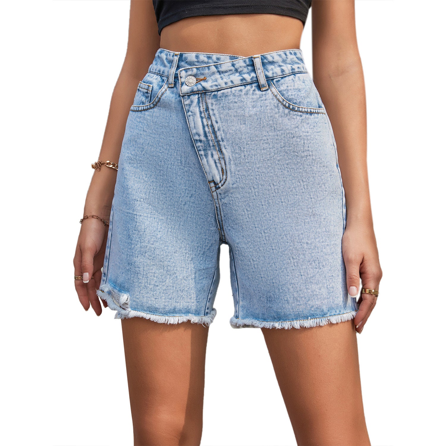 Loose-fitting, slimming frayed denim shorts